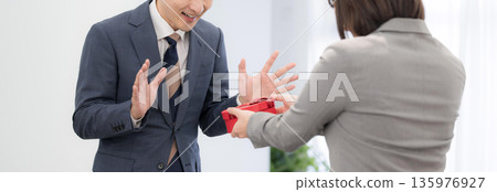 辦公室裡一位女士正在演講並贈送情人節禮物（未露臉） 135976927