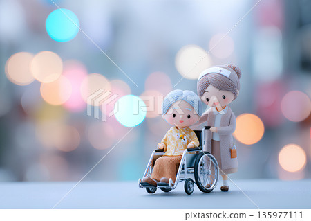輪椅上的寧靜時刻，家人互相扶持，城市燈光璀璨。 135977111