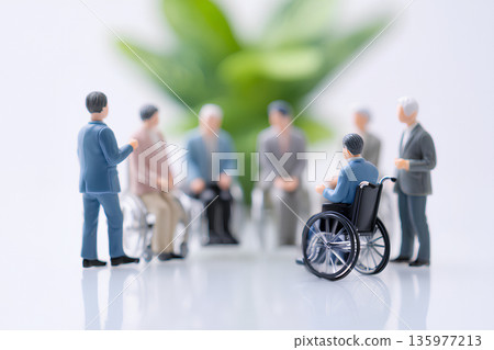 辦公室場景，幾位坐輪椅的商人正在討論（3D） 135977213