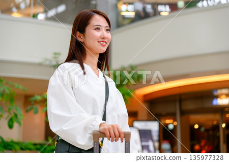 在購物中心等候的女性旅客 ■ 圖片由關西國際機場 (KIX) 提供 135977328