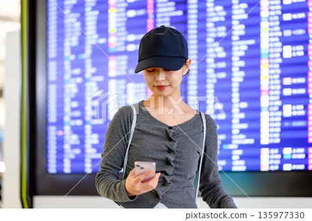 一名女子在機場查詢資料。照片由關西國際機場（KIX）提供。 135977330