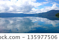 藍天和山巒倒映在湖面上。 135977506