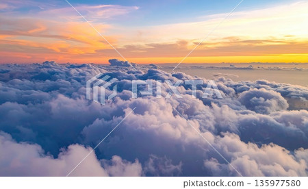 人工智慧圖像：夕陽染紅的雲海 135977580