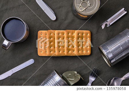 硬餅乾和緊急食品放在一塊布上 135978058