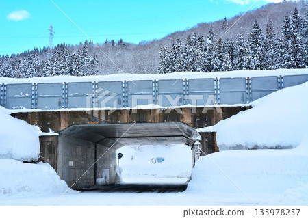 Winter scenery of National Route 17 and viaduct passing through Ojiya City, Niigata Prefecture 135978257