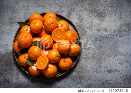 Fresh mandarin oranges Fresh mandarin oranges 135978648