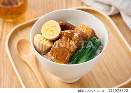 紅燒肉飯配水煮蛋和蔬菜 紅燒肉飯配水煮蛋和蔬菜 135978820