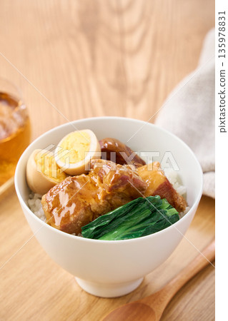 紅燒肉飯配水煮蛋和蔬菜 紅燒肉飯配水煮蛋和蔬菜 135978831