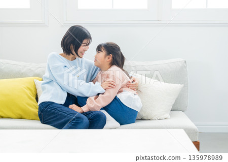 女孩與母親一起服用 135978989