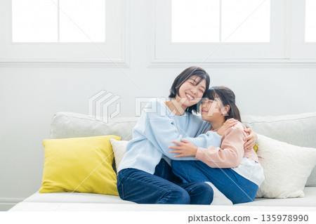 女孩與母親一起服用 135978990