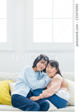 女孩與母親一起服用 135978993