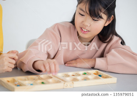 小學生在學校玩遊戲 135979051