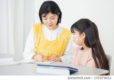 小學生在學校玩遊戲 135979052