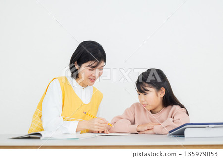 小學生在學校玩遊戲 135979053