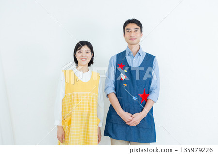圍裙中的男人和女人 135979226