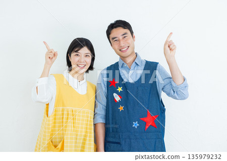 圍裙中的男人和女人 135979232