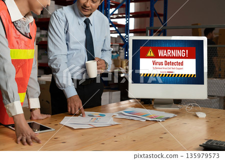 Virus warning alert on computer screen detected modish cyber threat Virus warning alert on computer screen detected modish cyber threat 135979573