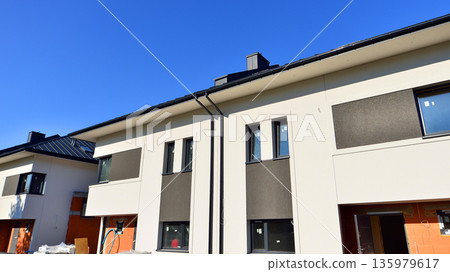 Terraced houses under construction. Housing estate development under construction. Terraced houses under construction. Housing estate development under construction. 135979617