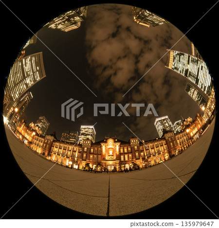 Night view of Tokyo Station and the Marunouchi business district 135979647