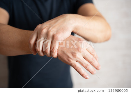 Carpal tunnel syndrome, wrist pain Carpal tunnel syndrome, wrist pain 135980005