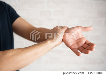 Carpal tunnel syndrome, wrist pain Carpal tunnel syndrome, wrist pain 135980006