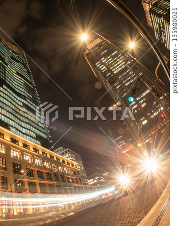 丸之內商業區的夜景以及車輛的光跡 135980021