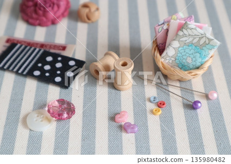 縫紉圖案，搭配小扣環和別針 135980482