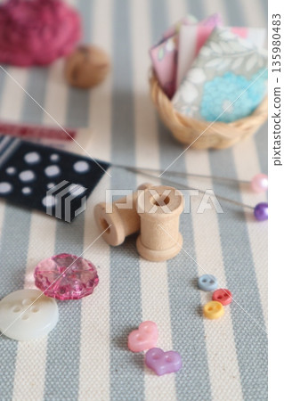 縫紉圖案，搭配小扣環和別針 135980483