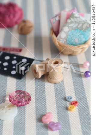 縫紉圖案，搭配小扣環和別針 135980484