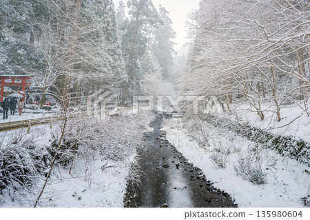京都貴船川雪景 135980604