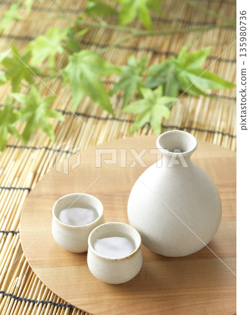 日本清酒形象：Tokkuri 和 choko 套裝 135980736