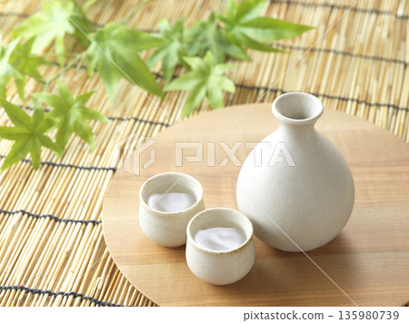 日本清酒形象：Tokkuri 和 choko 套裝 135980739