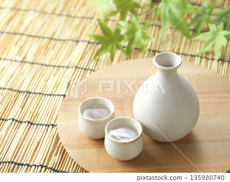 日本清酒形象：Tokkuri 和 choko 套裝 135980740