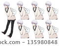 穿著休閒服的可愛男孩臉部表情 135980848