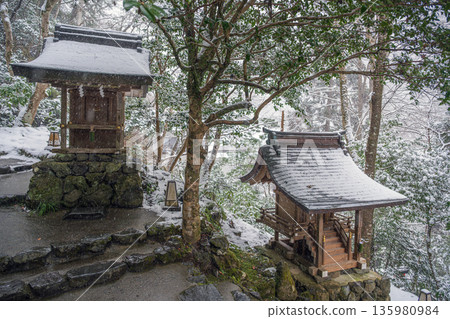 Kyoto Kifune Shrine Main Shrine Sub-shrines (Kawao Shrine and Ushiichi Shrine) in the snow Kyoto Kifune Shrine Main Shrine Sub-shrines (Kawao Shrine and Ushiichi Shrine) in the snow 135980984