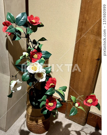 Red and white camellias arranged in bamboo tubes - a winter to spring flower arrangement that brightens up traditional Japanese rooms Red and white camellias arranged in bamboo tubes - a winter to spring flower arrangement that brightens up traditional Japanese rooms 135980999