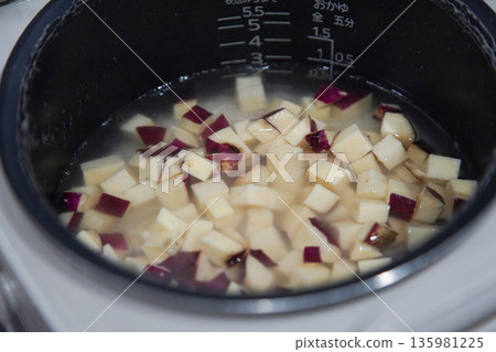 Cooking sweet potato rice 135981225