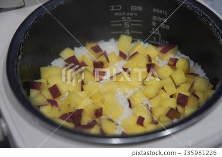 Cooking sweet potato rice 135981226
