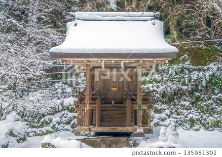 京都貴船神社奧宮，雪中的小神社名為塚津社 135981301