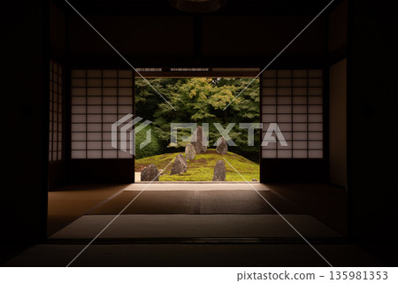 從日式房間看到的日式花園圖片 135981353