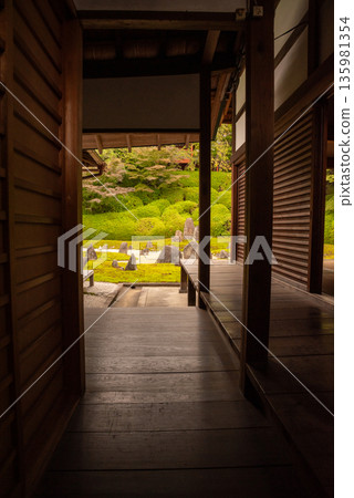 從日式房間看到的日式花園圖片 135981354