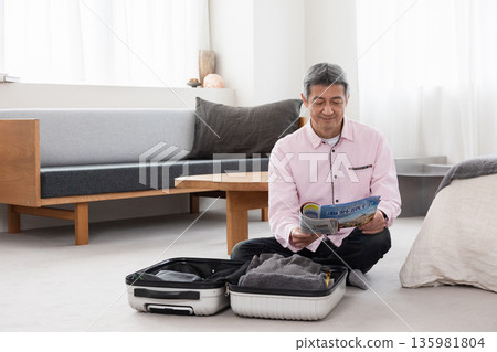 準備旅行的男人 準備旅行的男人 135981804