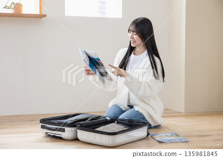 一個女人為旅行做準備 135981845