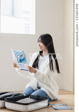 一個女人為旅行做準備 135981846