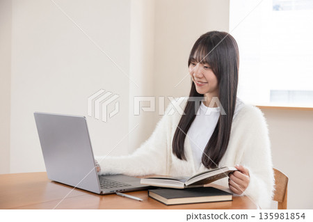 一位女性正在網路上學習 一位女性正在網路上學習 135981854