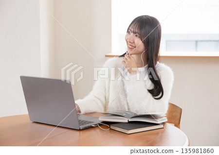 一位女性正在網路上學習 一位女性正在網路上學習 135981860