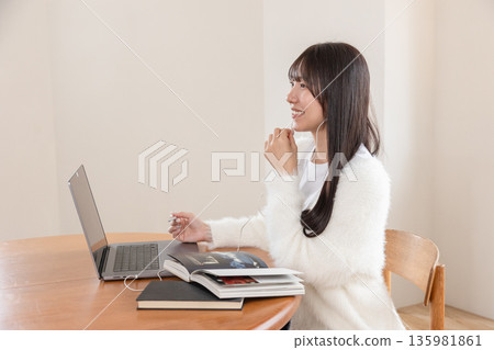 一位女性正在網路上學習 一位女性正在網路上學習 135981861