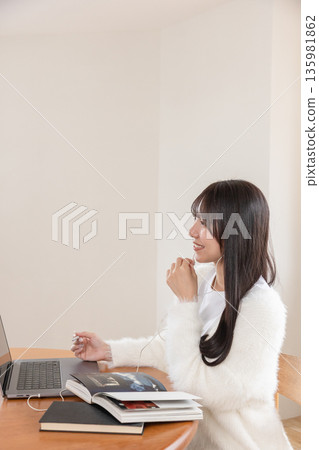一位女性正在網路上學習 一位女性正在網路上學習 135981862