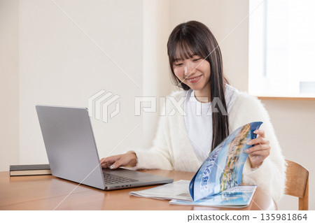 一位女士正在搜尋旅遊資訊 一位女士正在搜尋旅遊資訊 135981864