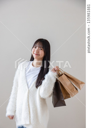 一個女人帶著購物袋 135981881